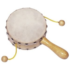 Tamburo legno con due palline sonaglio Goki. Un semplice strumento a percussione che incanterà ogni bambino. Gli strumenti a percussione sono perfetti per le prime esperienze sonore. Non hanno bisogno di essere intonati e riproducono facilmente il suono. 