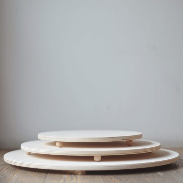 Vassoio rotondo senza bordi legno betulla con piedini 30 cm
