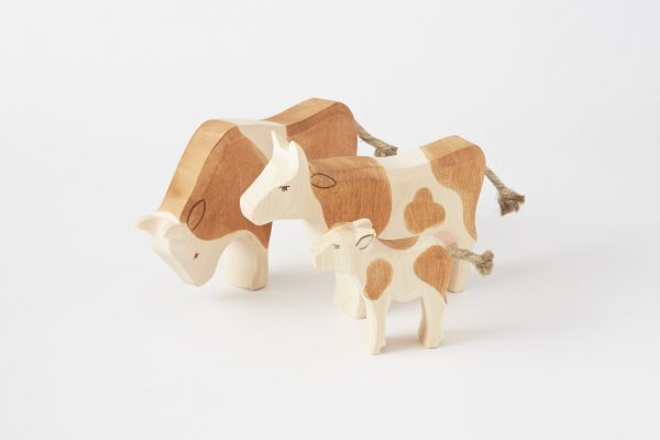 Figura legno mucca pezzata marrone che mangia- Ostheimer