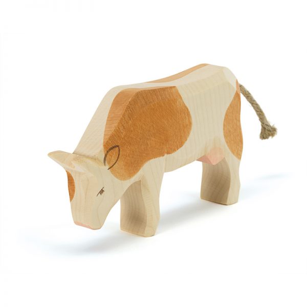 Figura legno mucca pezzata marrone che mangia- Ostheimer