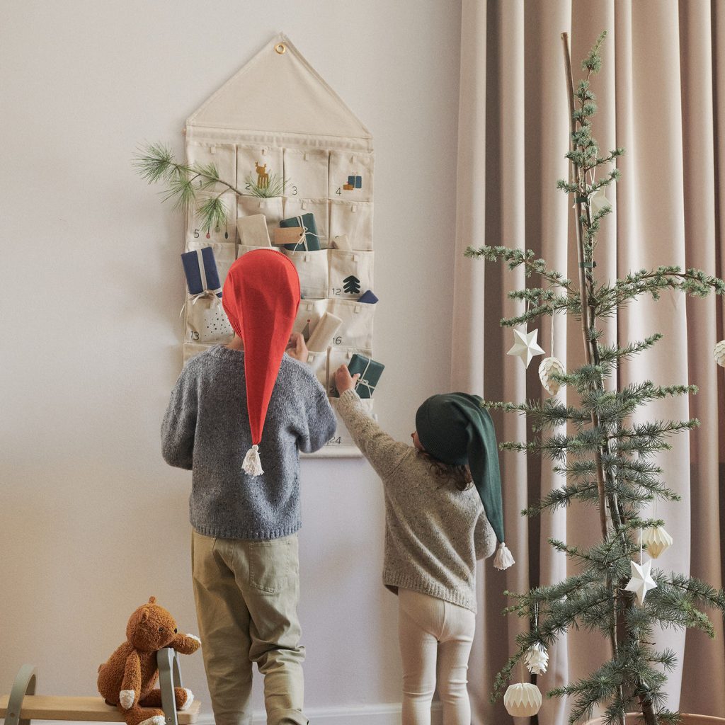 Calendario dell'avvento in attesa del natale. raccolta di piccole buste in  cestino con numeri e compiti per bambini. tradizione natalizia stagionale.