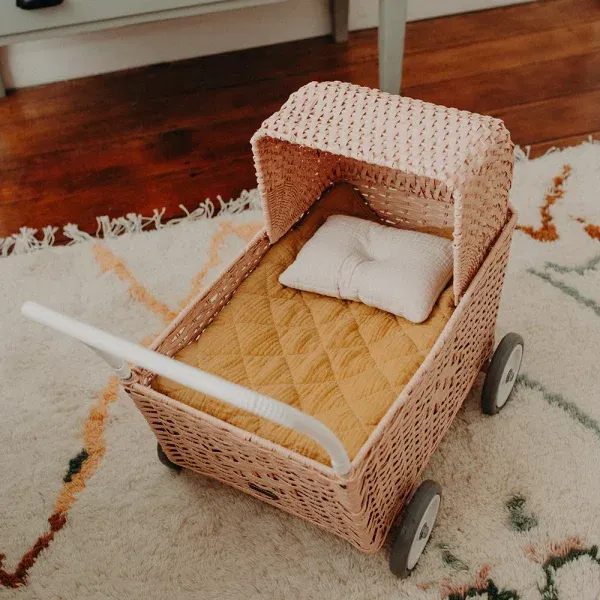 Accessori DINKUM DOLLS Rattan strolley rose OlliElla