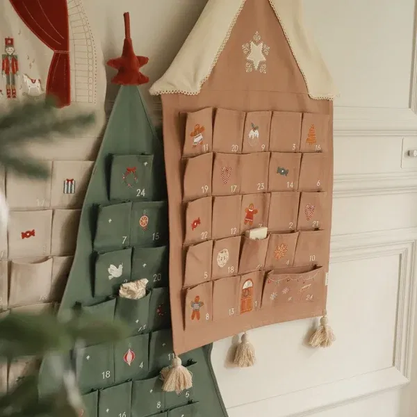 Calendario dell'Avvento da appendere Gingerbread House AVERY ROW + CARTE