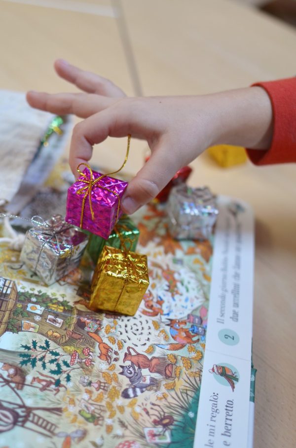 Mini playset Dodici giorni a Natale 12 regali da trovare + 12 pacchetti