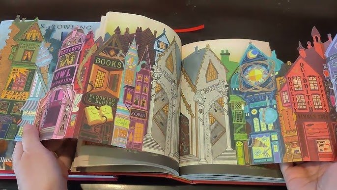 https://babookidsdesign.b-cdn.net/wp-content/uploads/2023/11/Harry-Potter-e-il-prigioniero-di-Azkaban-Edizione-illustrata-da-MinaLima-9788831017596-3.jpg