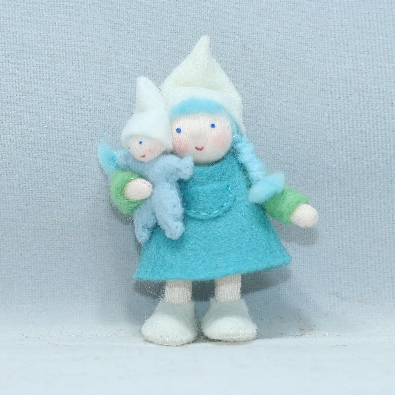 Figura Waldorf figlia con bambola Gnomo inverno Ambro-dolls