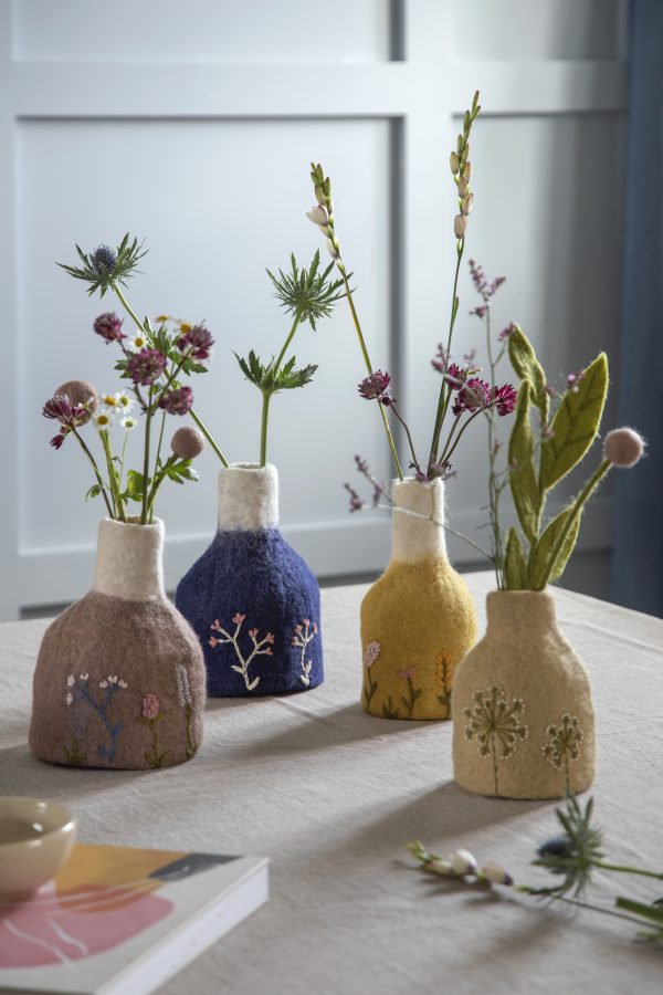 Vaso in feltro ricamato senape GRY & SIF