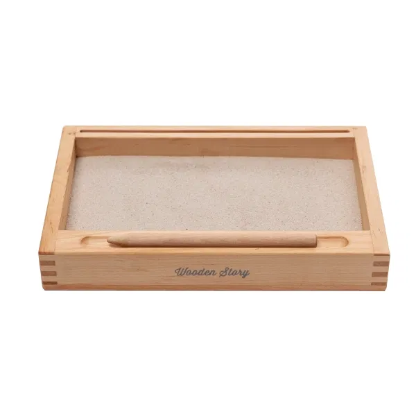 Tavoletta scrittura WOODEN STORY Il vassoio in legno per sabbia e carte è la risorsa di apprendimento perfetta per sviluppare la creazione di segni precoci e la formazione di lettere. Usare la sabbia è un modo tattile e sensoriale per aiutare il bambino a diventare sicuro di formare lettere e numeri. Possono usare il dito o il bastoncino per scrivere segni sulla sabbia che possono essere facilmente rimossi. Questo li incoraggia a praticare e a non preoccuparsi di commettere errori. Ci sono così tante opportunità per imparare con il vassoio di sabbia. Può essere utilizzato per formare numeri o forme e ideale per praticare linee di pre-scrittura. Lo slot nella parte superiore del vassoio si adatta perfettamente alle flashcard A6-A5 e può essere utilizzato con le carte alfabeto o numeri che si trovano nella nostra sezione Materiale didattico.. . Tutti giochi WOODEN STORY sono realizzati in Europa o direttamente in Polonia in legno certificato FSC®, proveniente da foreste sostenibili. Vengono usati solo colori atossici, 100% sicuri. Un mondo fatto di legno levigato e tinto a mano, una finitura che lascia traspirare il legno e che conserva le sue naturali caratteristiche creando una bellissima sensazione al tatto e rendendo unico ogni pezzo. Una superficie che invita ad essere toccata, lontanissima da colori industriali che ben poco lasciano della vera finitura del legno. . Confezionato in una scatola di cartone, progettata per essere riutilizzata o facilmente riciclata. . Materiali Realizzato in legno proveniente da fornitori certificati FSC®. Privo di sostanze chimiche nocive. Rifinito con cera d'api e oli vegetali, levigato perfettamente liscio, morbido al tatto. Dimensioni 22 x 14,5 cm Età dai 3 anni Cura pulire con panno umido. Non immergere nell’acqua, non usare disinfettante o acqua calda. Fatto in Europa. Realizzato nei Monti Beschidi, Polonia