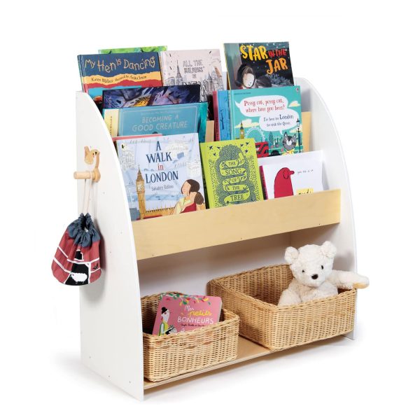 Libreria scaffale frontale Montessori 2in1 Tender Leaf . Una libreria a misura di bambino, costruita e dimensionata intorno alle sue esigenze. Insieme al lettino basso, costituisce uno degli arredi fondamentali per la cameretta ma non solo. La libreria frontale permette al bambino, che non sa leggere, di scegliere i libri in piena autonomia, attraverso le immagini e riporli con più facilità. La posizione dei libri ne facilita la loro manipolazione. Le copertine diventano titolo, incuriosiscono e invitano il bambino a "leggere" e sfogliare il libro liberamente. Una bacheca di colori, immagini e figure. La Libreria scaffale frontale Montessori 2in1 Tender Leaf è perfetta per completare l'arredo della camera del bambino oppure per creare un angolo lettura in soggiorno.  Le due mensoline possono contenere molti volumi, tuttavia sarebbe più corretto proporre a rotazione i libri, una ventina per volta, in modo da non creare confusione e permettere al bambino una migliore concentrazione e interesse per ogni volume. Lo scaffale basso è perfetto per na piccola rotazione giochi o per contenere i libri fuori rotazione. La libreria può essere posizionata a pavimento. Perfetta idea regalo per il primo compleanno ma non solo! . Tutti i prodotti sono stati realizzati per lo sviluppo delle abilità dei bambini pensando alla conservazione delle foreste dell'albero della gomma. Realizzati con il legno dell'albero della gomma altamente rinnovabile, un sottoprodotto dell'industria del lattice, e dipinti con vernici a base d'acqua non tossica, i prodotti Tender Leaf sono ecologici e sicuri, e per ogni albero che diventa un bellissimo giocattolo, un altro viene ripiantato. . Misure: larghezza 81 cm, altezza 77 cm, profondità 30 cm Colore: legno, bianco Materiali: legno multistrato di betulla verniciato Installazione e montaggio: facile e veloce da montare, necessita di fissaggio a parete.